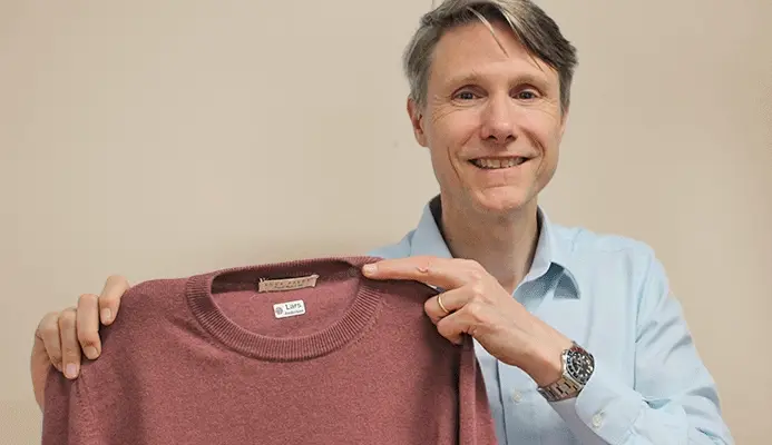 Lars B. Andersen, fundador da My Nametags, a mostrar uma camisola com uma etiqueta termoaderente na gola