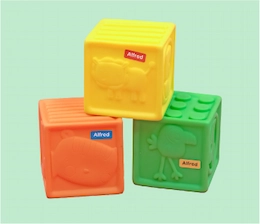 Cubos de brincar amarelo, laranja e verde com mini autocolantes de nome