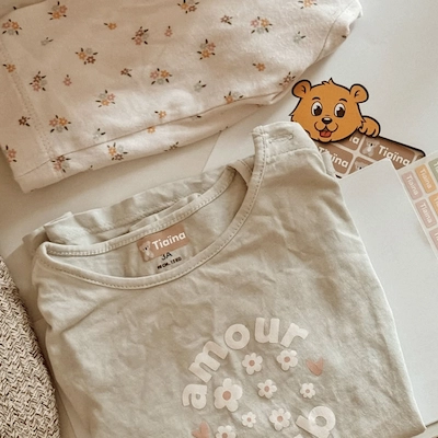 T-shirt bege “amour” e blusa florida com etiquetas de nome cor-de-rosa personalizadas